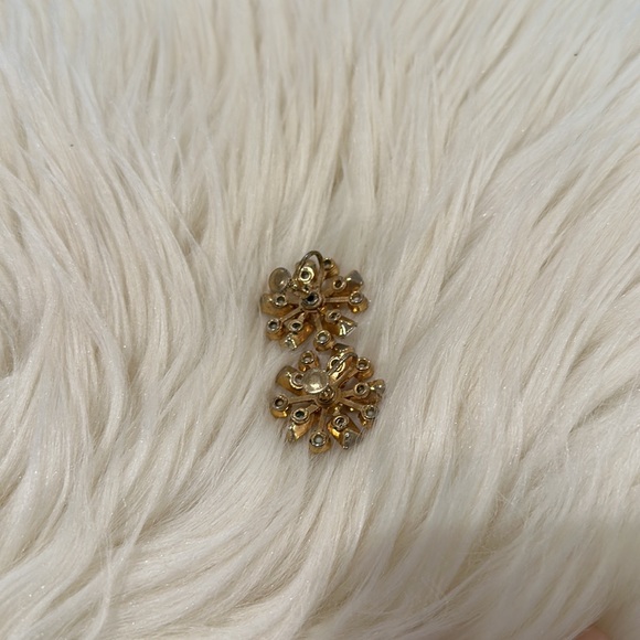 Vintage faux white stone screw back earrings - Picture 3 of 7